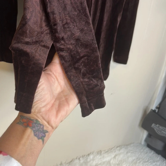 Dana Buckman Crushed Velvet Top Deep Merlot - Picture 4 of 11